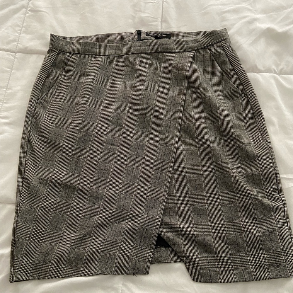Black and white faux wrap skirt with pockets size 10P (petite)